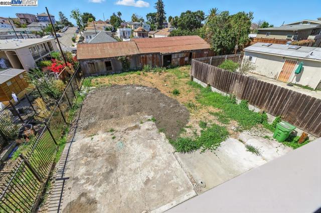 1739 E 22Nd St, Oakland CA: https://media.crmls.org/mediaz/4fad8768-4524-4067-b3ef-c0e1651e70b7.jpg