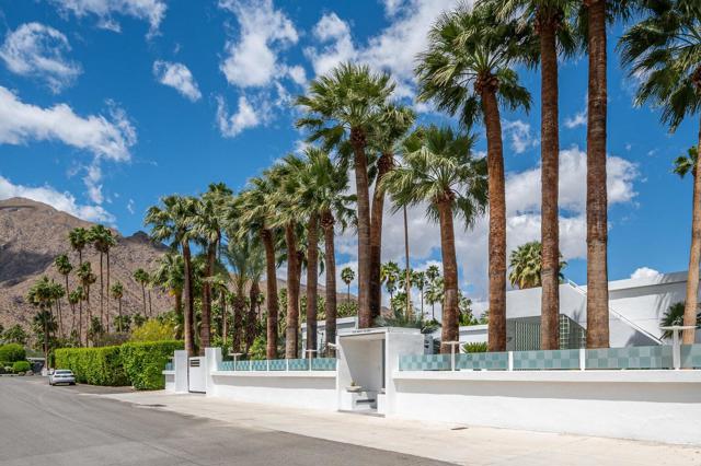 520 W ViA Lola, Palm Springs CA: https://media.crmls.org/mediaz/4faddfd7-25b6-4684-9bdd-c818edccfb1f.jpg