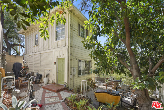 627 Dimmick Drive, Los Angeles CA: https://media.crmls.org/mediaz/4fadf2ef-97b7-4f44-a1be-7bb8728ca0bb.jpg