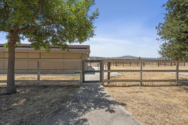 5636 Sundown Lane, Tres Pinos CA: https://media.crmls.org/mediaz/4fae668b-bdb9-4a8a-a9dd-905218f316ca.jpg