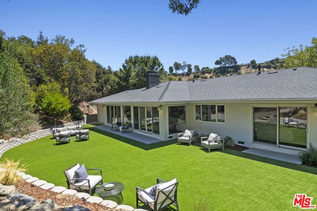 4031 Deerhorn Drive, Sherman Oaks CA: https://media.crmls.org/mediaz/4faea031-403d-471f-a58b-842434d4035c.jpg