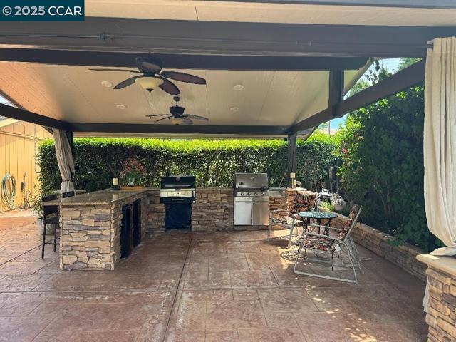 4880 Myrtle Dr, Concord CA: https://media.crmls.org/mediaz/4faf0208-4e1a-4f1e-b886-384f357788f4.jpg