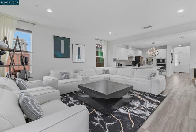 320 E Angelina Ave, Mountain House CA: https://media.crmls.org/mediaz/4faf9ee0-61b2-47cc-b2cf-cbb2e55902e7.jpg
