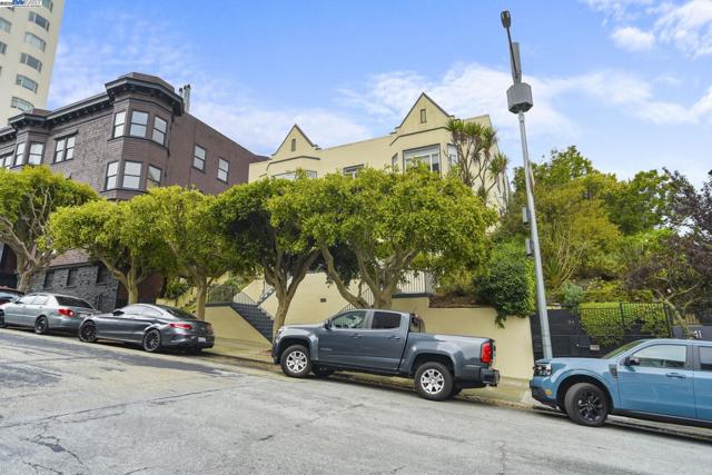 1925 Leavenworth St, San Francisco CA: https://media.crmls.org/mediaz/4fafce6f-51c0-441c-b9b4-35b3ac7353eb.jpg