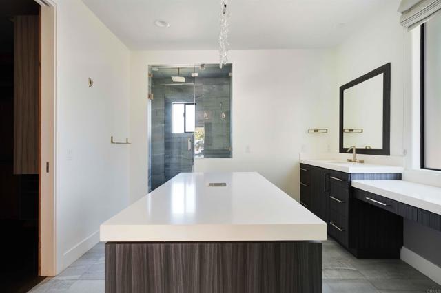 Detail Gallery Image 12 of 22 For 410 Milagrosa Cir, Chula Vista,  CA 91910 - 5 Beds | 4/1 Baths