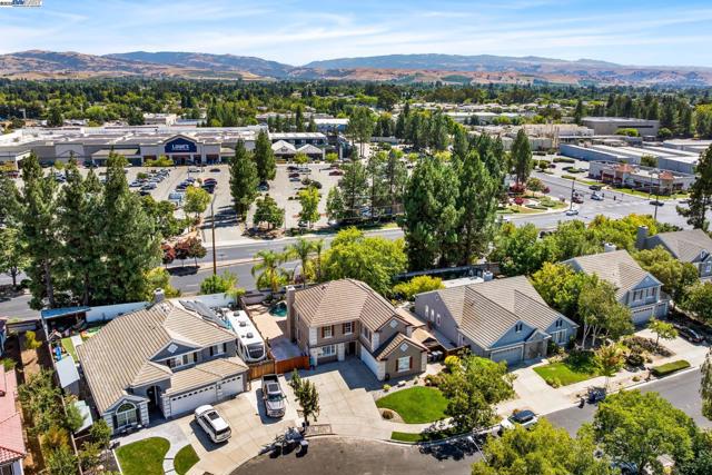 635 Eliot Dr, Livermore CA: https://media.crmls.org/mediaz/4fb1b329-4e5a-4252-8a13-9aeb8825a371.jpg