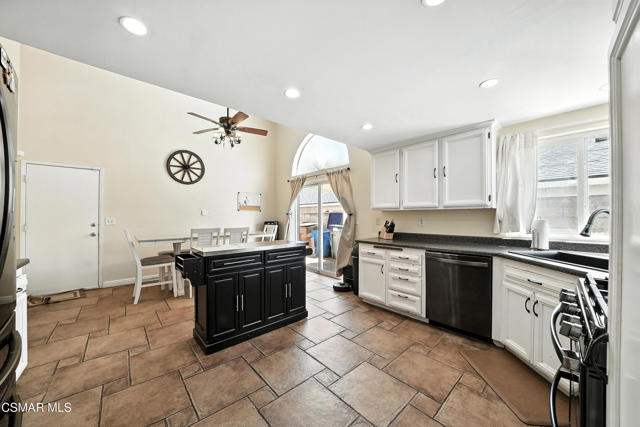 241 Cottonwood Lane, Fillmore CA: https://media.crmls.org/mediaz/4fb25ccb-1cd2-4677-93ea-c4329361fea3.jpg