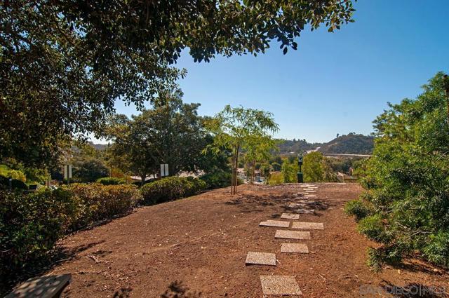 10325 Caminito Cuervo, San Diego CA: https://media.crmls.org/mediaz/4fb349e9-b7bb-471f-90b4-0e78410dc108.jpg