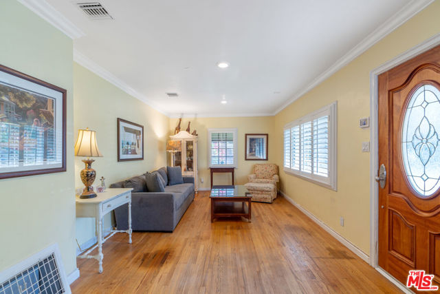 4436 Stansbury Avenue, Sherman Oaks CA: https://media.crmls.org/mediaz/4fb393b0-1778-4570-a054-4eb4e67d1925.jpg