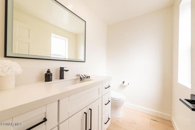 1725 Royal Saint George Drive, Westlake Village CA: https://media.crmls.org/mediaz/4fb39a02-98bd-478e-9298-15ef07192e7d.jpg