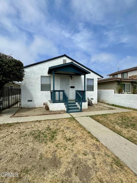 135 N Roosevelt Avenue, Oxnard CA: https://media.crmls.org/mediaz/4fb40c62-6511-43ad-9c8c-f432f8b8122e.jpg