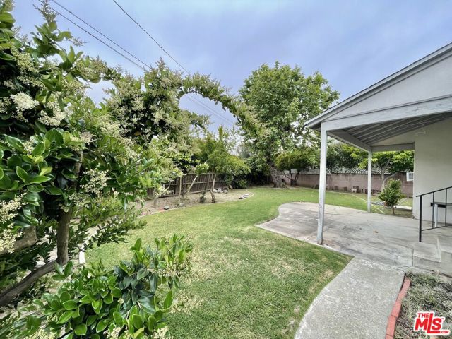 11616 Francis Place, Los Angeles CA: https://media.crmls.org/mediaz/4fb45cd7-4370-44b9-9ecd-6a73839cb3d5.jpg