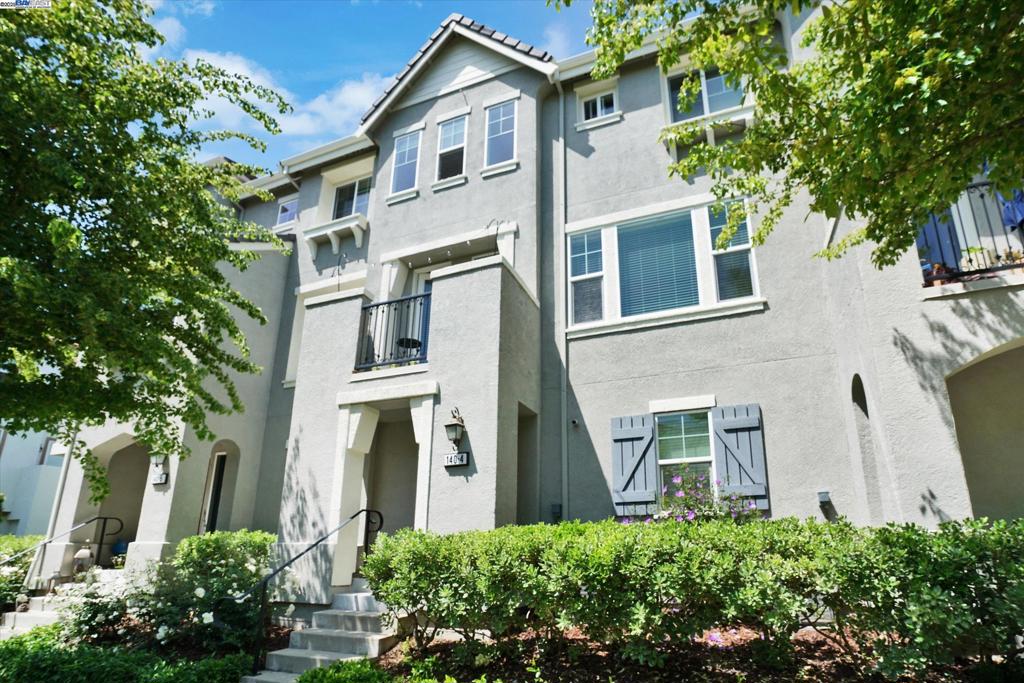 140 Selby Ln #4