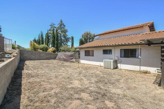 1736 Bellington Lane, Fallbrook CA: https://media.crmls.org/mediaz/4fb6c131-7198-4c63-a8da-1a28951b0bda.jpg