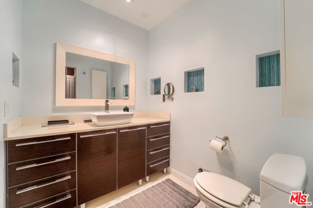 910 S HOLT Avenue, Los Angeles CA: https://media.crmls.org/mediaz/4fb853c5-7c84-48bd-9c4a-147ccc771be4.jpg