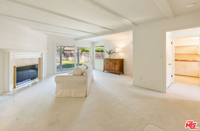 21924 Buena Ventura Street, Woodland Hills CA: https://media.crmls.org/mediaz/4fb85d34-c8e9-4ac1-aed2-9824e6a987b3.jpg