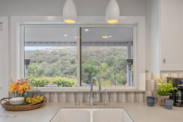 464 W Avenida De Las Flores, Thousand Oaks CA: https://media.crmls.org/mediaz/4fb8c6e8-850e-4853-958a-a0b76c04ebf0.jpg