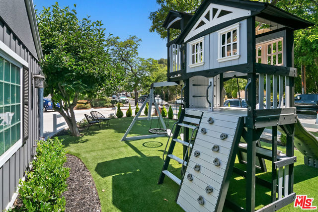 6421 Gaviota Avenue, Van Nuys CA: https://media.crmls.org/mediaz/4fb8ca6f-c11a-4e0a-9606-36e256d6895d.jpg