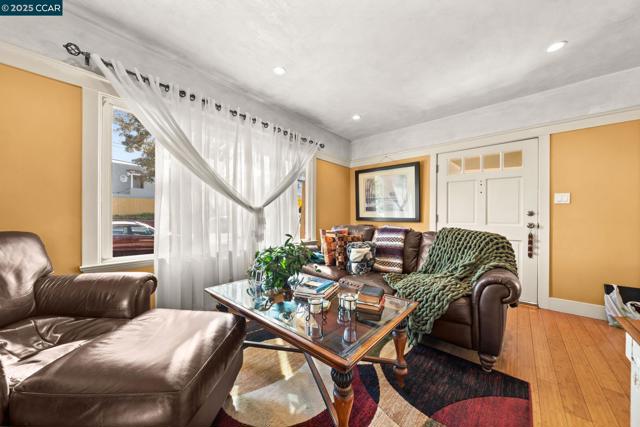 Image 7 of 46 For 2427 35th Ave