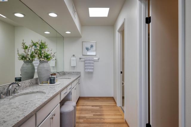 17 Ora Way, San Francisco CA: https://media.crmls.org/mediaz/4fba24d5-9784-40eb-a6f9-b0c11164270a.jpg