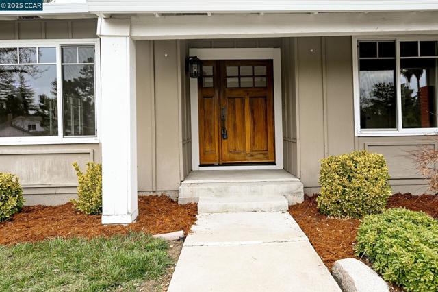 260 Saint Christopher Dr, Danville CA: https://media.crmls.org/mediaz/4fba3240-90e3-46c2-82b6-4a0f6a02dbd7.jpg