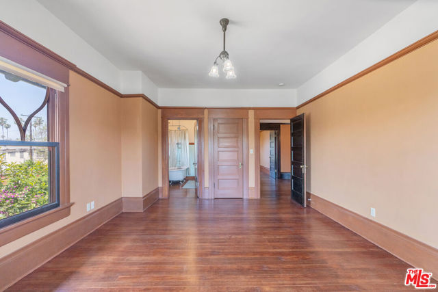 1049 Elden Avenue, Los Angeles CA: https://media.crmls.org/mediaz/4fba52ee-6959-40cd-8d82-9a5a66a0d2a0.jpg