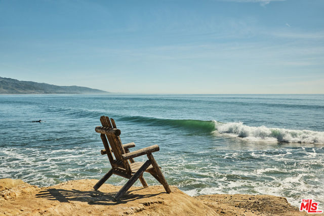 28830 Hampton Place, Malibu CA: https://media.crmls.org/mediaz/4fba718c-5ba6-4a62-aa67-705f406d1353.jpg