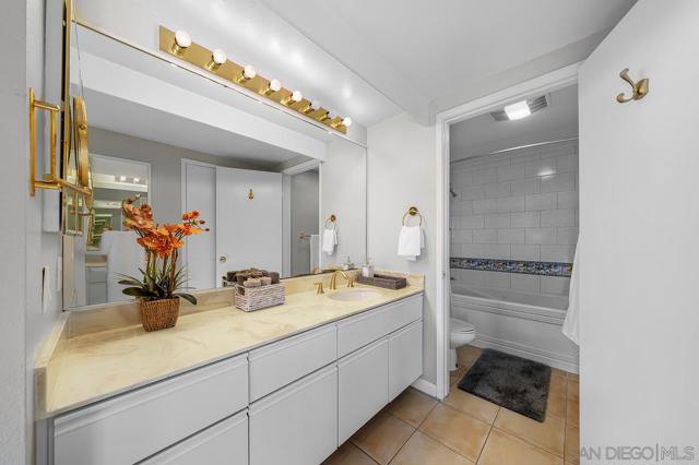 94 Kingston Ct W, Coronado CA: https://media.crmls.org/mediaz/4fbab413-6524-42da-b7a3-db72068facdc.jpg