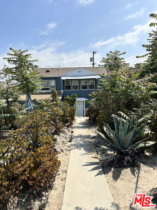 2712 Pacific Avenue, Venice CA: https://media.crmls.org/mediaz/4fbaca63-f0fc-4677-9248-e9aa94da67e4.jpg