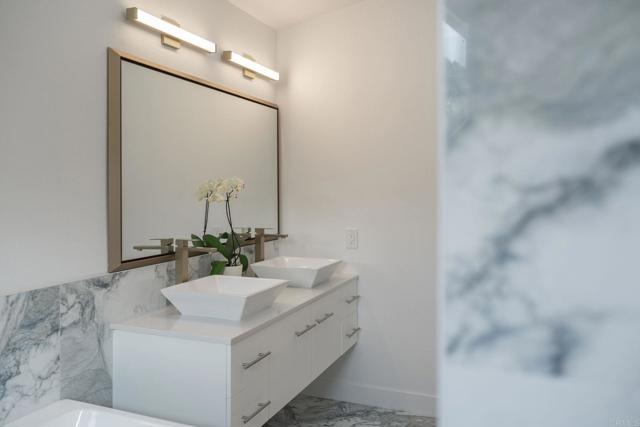 407 Via Ultimo, Encinitas CA: https://media.crmls.org/mediaz/4fbb04e8-c264-46eb-9190-bff7719c220d.jpg