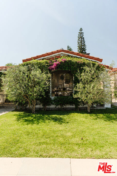 3975 Sutro Avenue, Los Angeles CA: https://media.crmls.org/mediaz/4fbb0a2b-1029-415a-83f3-b32cc86f978b.jpg