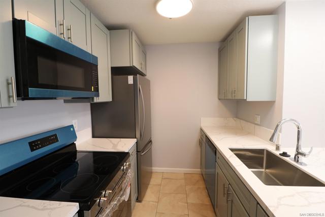 4041 Oakcrest Dr, San Diego CA: https://media.crmls.org/mediaz/4fbc169b-2c52-41d8-8511-a069476f2ea7.jpg