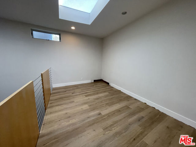 555 Rose Avenue, Venice CA: https://media.crmls.org/mediaz/4fbcae87-53b7-44f7-867e-05384e60a508.jpg