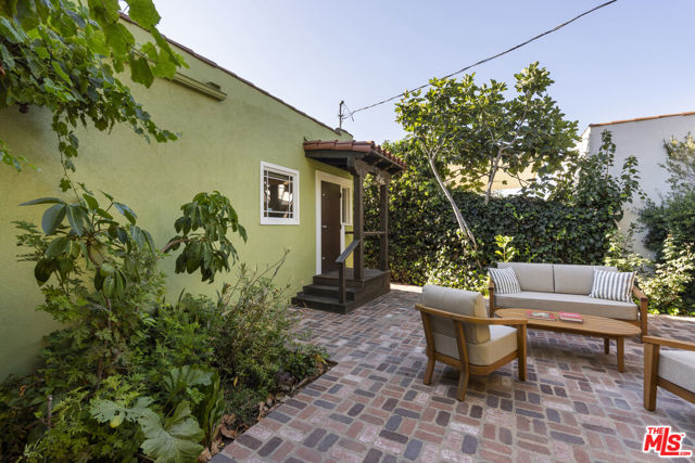 3010 11th Avenue, Los Angeles CA: https://media.crmls.org/mediaz/4fbd2d31-66bb-4172-8616-6a9adc6e01ca.jpg