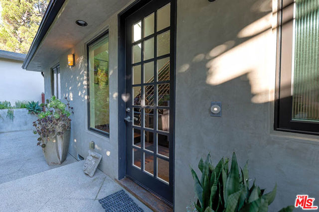 8573 Appian Way, Los Angeles CA: https://media.crmls.org/mediaz/4fbd71a8-bae0-486b-bb87-c88ad54b4e15.jpg