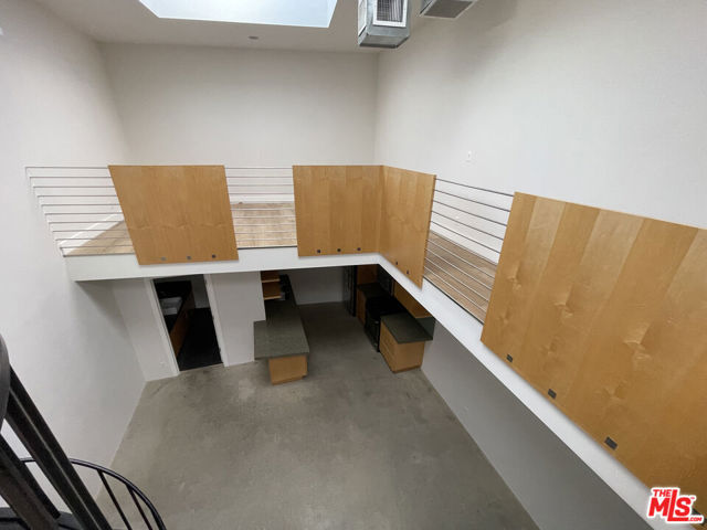 555 Rose Avenue, Venice CA: https://media.crmls.org/mediaz/4fbf2ba1-e7b6-4745-8848-6119752dbbf3.jpg