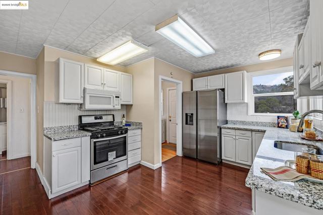 6933 Simson Street, Oakland CA: https://media.crmls.org/mediaz/4fbf577c-b04e-4776-84af-118e9a572b91.jpg