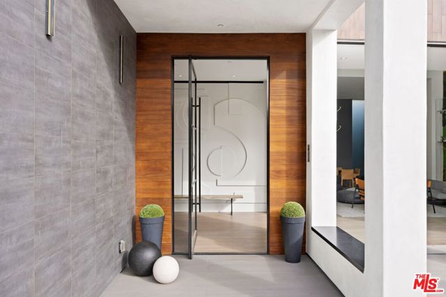 1410 Georgina Avenue, Santa Monica CA: https://media.crmls.org/mediaz/4fbf778f-d344-4e2e-9e00-2469fcb6309d.jpg