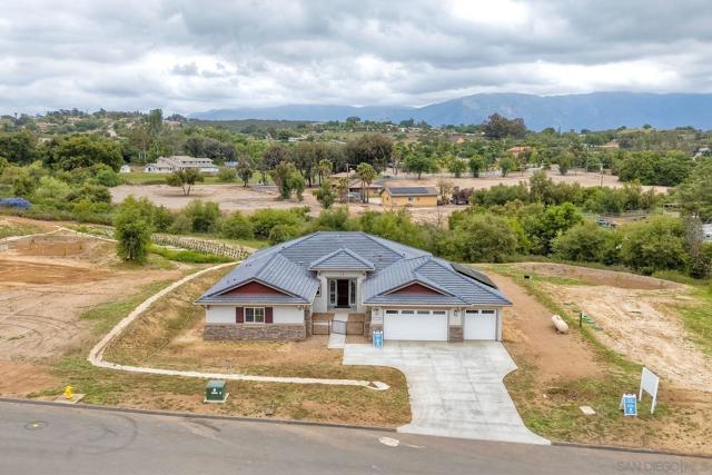 29527 Viking View Ln, Valley Center CA: https://media.crmls.org/mediaz/4fc0e8d9-0aa0-4a8f-8f6c-b3a83cf7291c.jpg
