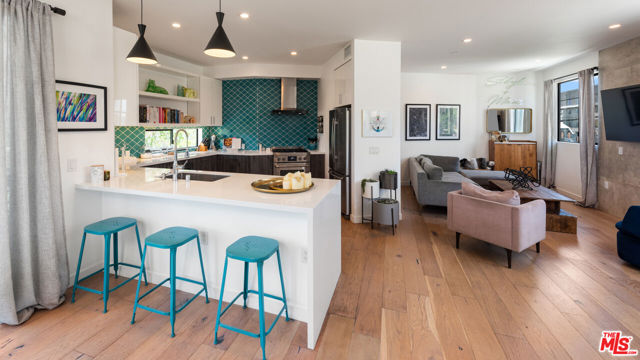 11900 Washington Place, Los Angeles CA: https://media.crmls.org/mediaz/4fc0f3a0-e511-4810-a05e-fe9066be2217.jpg