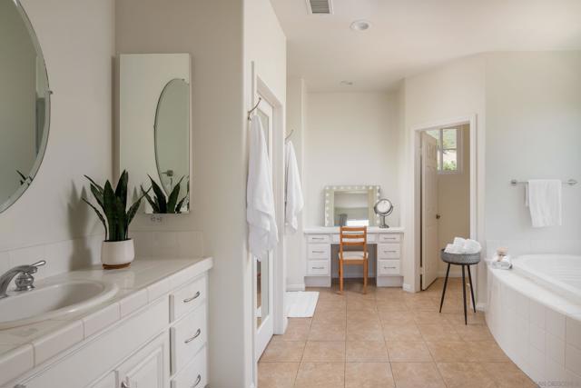 1432 Schoolhouse Way, San Marcos CA: https://media.crmls.org/mediaz/4fc23926-7a21-4b93-a622-634db3fa0abc.jpg