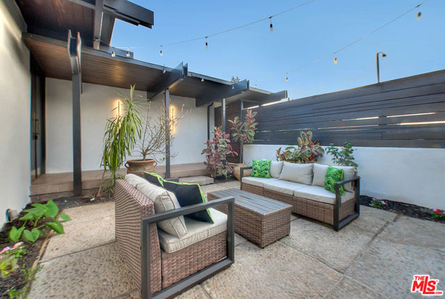 3804 Duray Place, Los Angeles CA: https://media.crmls.org/mediaz/4fc2eb31-6418-49fb-bc38-4290e3980ffd.jpg