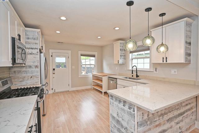 5706 Brookdale Ave, Oakland CA: https://media.crmls.org/mediaz/4fc31212-9a09-4b62-88bc-494e5e3c09cd.jpg