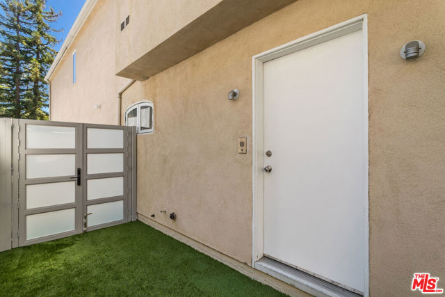 8783 Lookout Mountain Avenue, Los Angeles CA: https://media.crmls.org/mediaz/4fc3ad60-aeb8-490f-a155-6ef9e8988a8c.jpg