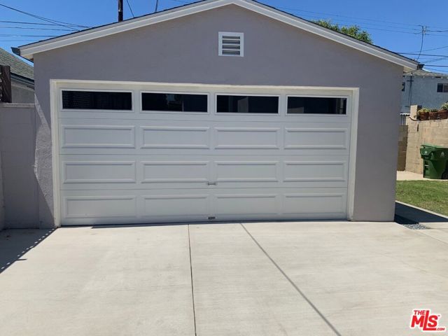 3125 Stanford Avenue, Venice CA: https://media.crmls.org/mediaz/4fc40e47-0518-41a5-977c-64cafc169a7f.jpg