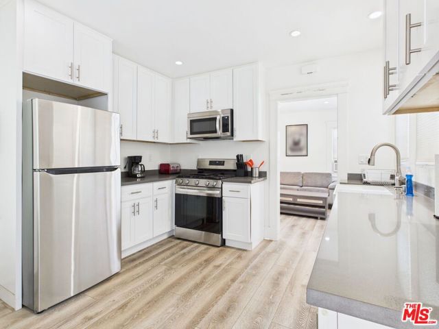 744 Termino Avenue, Long Beach CA: https://media.crmls.org/mediaz/4fc43a04-5b0b-4da1-b4e0-54ff1e8f3953.jpg
