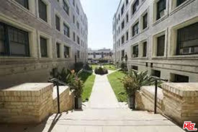 2121 James M Wood Boulevard, Los Angeles CA: https://media.crmls.org/mediaz/4fc462b2-cd7e-4a6a-8518-0d795b5f2b71.jpg