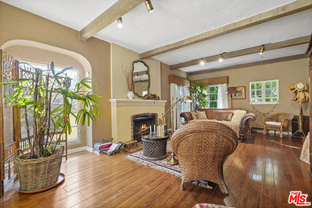 1326 Cordova Avenue, Glendale CA: https://media.crmls.org/mediaz/4fc73b46-294a-4066-ae23-21bcece77a10.jpg