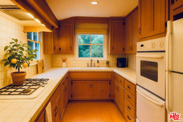 14807 Round Valley Drive, Sherman Oaks CA: https://media.crmls.org/mediaz/4fc85104-34cb-4d79-b982-f897c82b3293.jpg