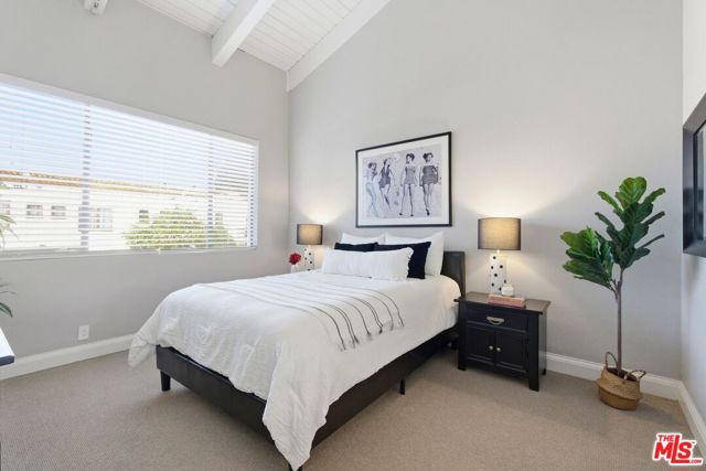 1013 16th Street, Santa Monica CA: https://media.crmls.org/mediaz/4fc96eab-83bb-460e-b39f-d942aab80286.jpg